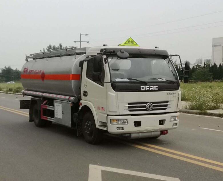 東風(fēng)多利卡8-10噸運(yùn)油油罐車(chē)